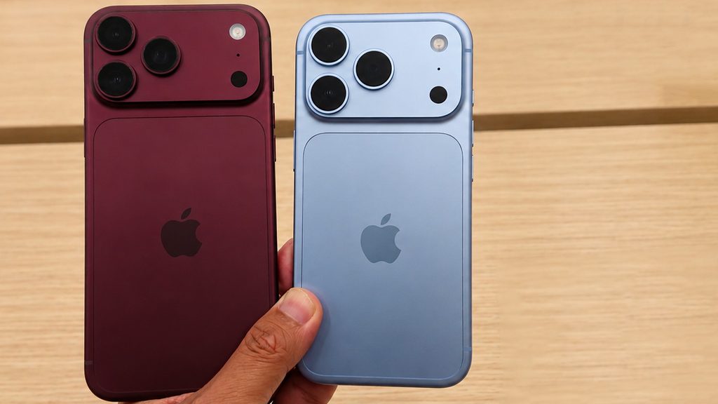 iPhone 18 pro max warna burgundy di sebelah kiri dan iPhone 18 pro warna blue di sebelah kanan