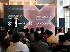 Perwakilan PINTU mempresentasikan perkembangan aset tertokenisasi (RWA) dan pertumbuhan volume perdagangan dalam acara di hadapan audiens, dengan lebih dari 100 aset tersedia di platform PINTU.