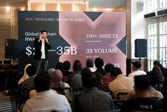 Perwakilan PINTU mempresentasikan perkembangan aset tertokenisasi (RWA) dan pertumbuhan volume perdagangan dalam acara di hadapan audiens, dengan lebih dari 100 aset tersedia di platform PINTU.