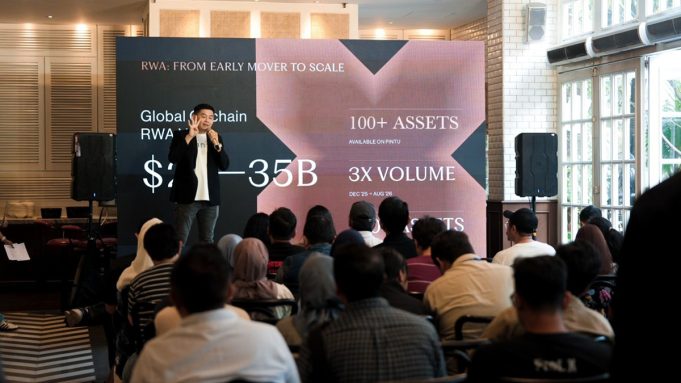 Perwakilan PINTU mempresentasikan perkembangan aset tertokenisasi (RWA) dan pertumbuhan volume perdagangan dalam acara di hadapan audiens, dengan lebih dari 100 aset tersedia di platform PINTU.