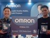 Mr Watanabe dari Omron dan perwakilan dari kitabisa.org berfoto bersama