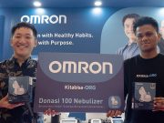 Mr Watanabe dari Omron dan perwakilan dari kitabisa.org berfoto bersama