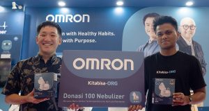 Mr Watanabe dari Omron dan perwakilan dari kitabisa.org berfoto bersama