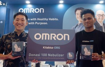 Mr Watanabe dari Omron dan perwakilan dari kitabisa.org berfoto bersama