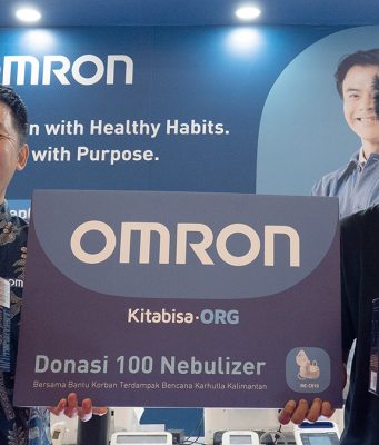 Mr Watanabe dari Omron dan perwakilan dari kitabisa.org berfoto bersama