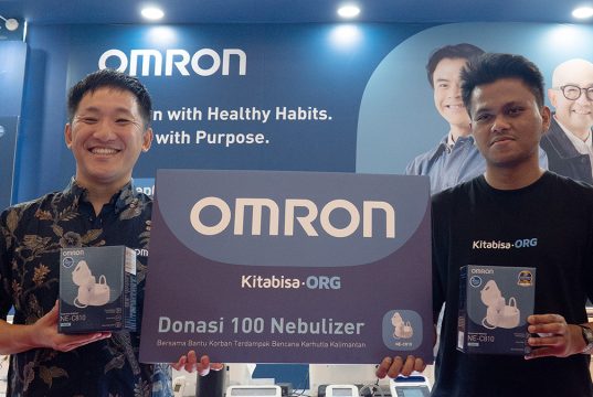 Mr Watanabe dari Omron dan perwakilan dari kitabisa.org berfoto bersama