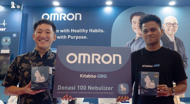 Mr Watanabe dari Omron dan perwakilan dari kitabisa.org berfoto bersama
