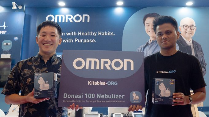 OMRON dan Kitabisa Donasikan 100 Nebulizer untuk Fasilitas Kesehatan Terdampak Karhutla di Kalimantan Mr Watanabe dari Omron dan perwakilan dari kitabisa.org berfoto bersama